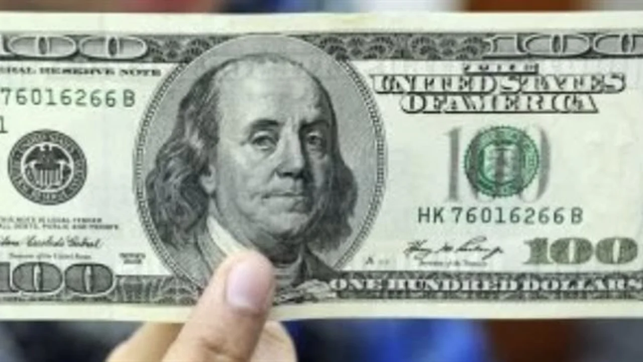 سعر الدولار يتأرجح اليوم أمام الجنيه المصري